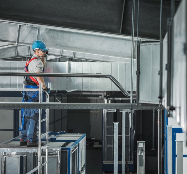 Arbeiter bei Reinigung einer RLT-Anlage